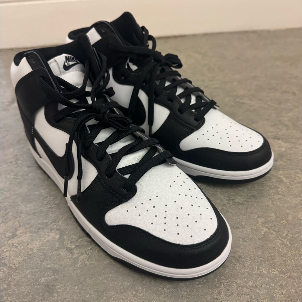Nike Men's Classic Black and White Sneakers Mens US12 New